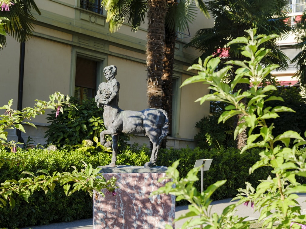 Henri Beaufour est un artiste expérimentant tous
les mediums mais dont la pratique centrale reste
la sculpture, aussi bien la taille directe apprise
en Toscane dans les carrières de marbre, que le
bronze, technique magistralement mise en oeuvre
ici. Figure mythologique grecque sans cesse reprise
à travers les arts, le Centaure est une figure
à la fois étrange – mi-homme, mi-cheval – mais
aussi emprunte de force et de sagesse. Chiron, le
plus célèbre d’entre eux, n’est-il pas le précepteur
des héros et demi-dieux ? Comme à son habitude,
il brouille les pistes en réalisant cette “ grande
figure ” avec un visage qui a la particularité de
nous sembler proche, naturaliste. Ici le Centaure
“ atemporel ” est arrêté dans son mouvement,
bras croisés, pensif, comme s’il s’interrogeait sur
son propre statut et son rôle dans la communauté
humaine. Et pour exprimer sa nature animale,
sauvage, qui co-existe avec l’esprit “ raisonnable ”,
allégorie de l’humanité, Henri Beaufour a travaillé
une patine particulièrement soignée, conférant à
ce Centaure un “ pelage ” presque fauve…
Frédéric Elkaïm