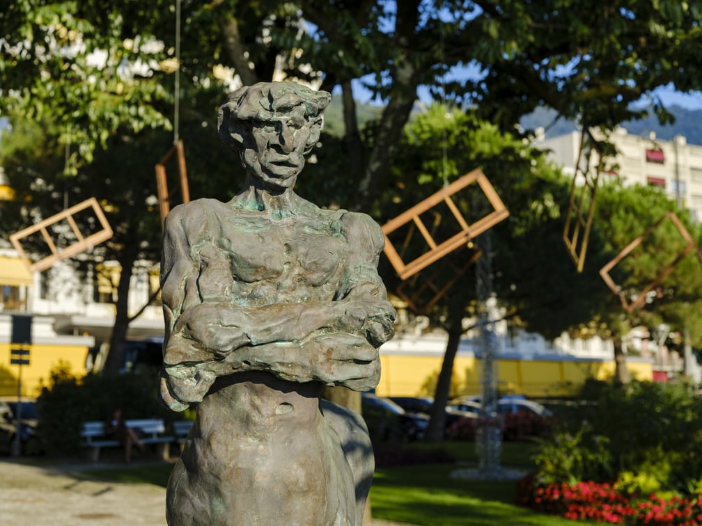 Henri Beaufour est un artiste expérimentant tous
les mediums mais dont la pratique centrale reste
la sculpture, aussi bien la taille directe apprise
en Toscane dans les carrières de marbre, que le
bronze, technique magistralement mise en oeuvre
ici. Figure mythologique grecque sans cesse reprise
à travers les arts, le Centaure est une figure
à la fois étrange – mi-homme, mi-cheval – mais
aussi emprunte de force et de sagesse. Chiron, le
plus célèbre d’entre eux, n’est-il pas le précepteur
des héros et demi-dieux ? Comme à son habitude,
il brouille les pistes en réalisant cette “ grande
figure ” avec un visage qui a la particularité de
nous sembler proche, naturaliste. Ici le Centaure
“ atemporel ” est arrêté dans son mouvement,
bras croisés, pensif, comme s’il s’interrogeait sur
son propre statut et son rôle dans la communauté
humaine. Et pour exprimer sa nature animale,
sauvage, qui co-existe avec l’esprit “ raisonnable ”,
allégorie de l’humanité, Henri Beaufour a travaillé
une patine particulièrement soignée, conférant à
ce Centaure un “ pelage ” presque fauve…
Frédéric Elkaïm