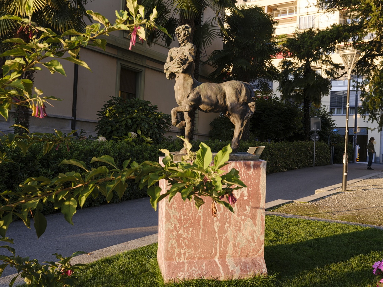 Henri Beaufour est un artiste expérimentant tous
les mediums mais dont la pratique centrale reste
la sculpture, aussi bien la taille directe apprise
en Toscane dans les carrières de marbre, que le
bronze, technique magistralement mise en oeuvre
ici. Figure mythologique grecque sans cesse reprise
à travers les arts, le Centaure est une figure
à la fois étrange – mi-homme, mi-cheval – mais
aussi emprunte de force et de sagesse. Chiron, le
plus célèbre d’entre eux, n’est-il pas le précepteur
des héros et demi-dieux ? Comme à son habitude,
il brouille les pistes en réalisant cette “ grande
figure ” avec un visage qui a la particularité de
nous sembler proche, naturaliste. Ici le Centaure
“ atemporel ” est arrêté dans son mouvement,
bras croisés, pensif, comme s’il s’interrogeait sur
son propre statut et son rôle dans la communauté
humaine. Et pour exprimer sa nature animale,
sauvage, qui co-existe avec l’esprit “ raisonnable ”,
allégorie de l’humanité, Henri Beaufour a travaillé
une patine particulièrement soignée, conférant à
ce Centaure un “ pelage ” presque fauve…
Frédéric Elkaïm