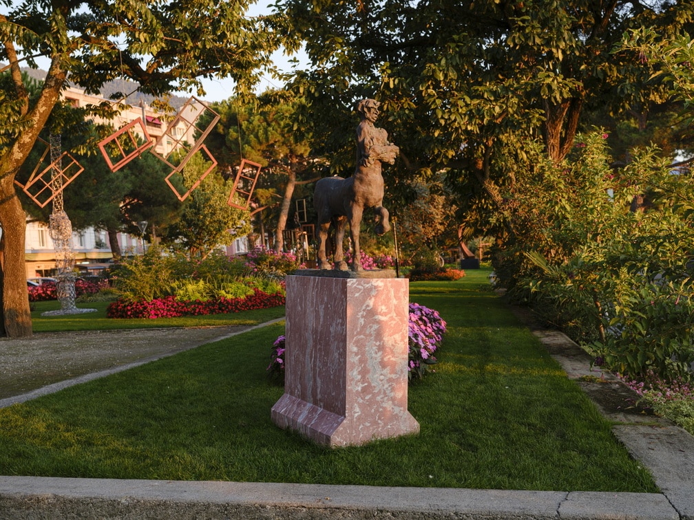 Henri Beaufour est un artiste expérimentant tous
les mediums mais dont la pratique centrale reste
la sculpture, aussi bien la taille directe apprise
en Toscane dans les carrières de marbre, que le
bronze, technique magistralement mise en oeuvre
ici. Figure mythologique grecque sans cesse reprise
à travers les arts, le Centaure est une figure
à la fois étrange – mi-homme, mi-cheval – mais
aussi emprunte de force et de sagesse. Chiron, le
plus célèbre d’entre eux, n’est-il pas le précepteur
des héros et demi-dieux ? Comme à son habitude,
il brouille les pistes en réalisant cette “ grande
figure ” avec un visage qui a la particularité de
nous sembler proche, naturaliste. Ici le Centaure
“ atemporel ” est arrêté dans son mouvement,
bras croisés, pensif, comme s’il s’interrogeait sur
son propre statut et son rôle dans la communauté
humaine. Et pour exprimer sa nature animale,
sauvage, qui co-existe avec l’esprit “ raisonnable ”,
allégorie de l’humanité, Henri Beaufour a travaillé
une patine particulièrement soignée, conférant à
ce Centaure un “ pelage ” presque fauve…
Frédéric Elkaïm