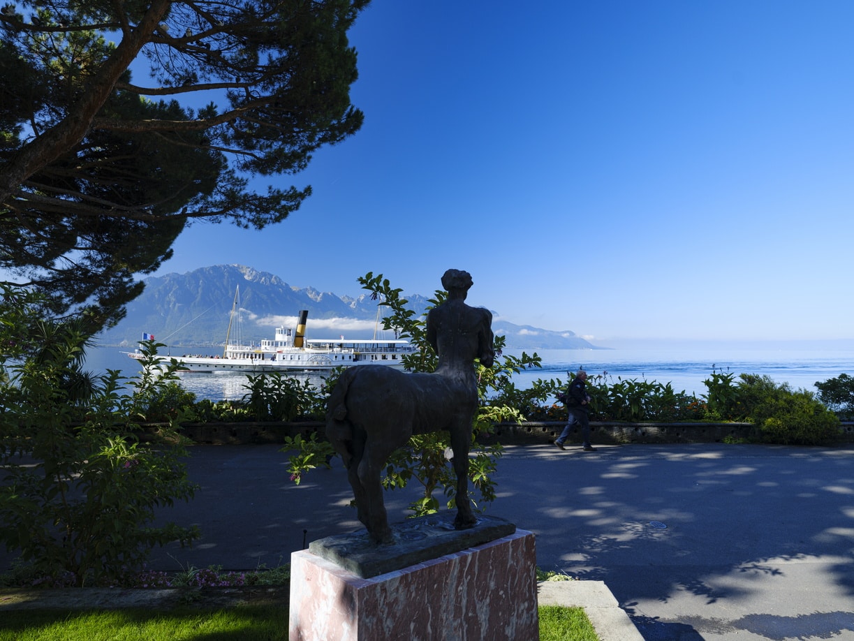 Henri Beaufour est un artiste expérimentant tous
les mediums mais dont la pratique centrale reste
la sculpture, aussi bien la taille directe apprise
en Toscane dans les carrières de marbre, que le
bronze, technique magistralement mise en oeuvre
ici. Figure mythologique grecque sans cesse reprise
à travers les arts, le Centaure est une figure
à la fois étrange – mi-homme, mi-cheval – mais
aussi emprunte de force et de sagesse. Chiron, le
plus célèbre d’entre eux, n’est-il pas le précepteur
des héros et demi-dieux ? Comme à son habitude,
il brouille les pistes en réalisant cette “ grande
figure ” avec un visage qui a la particularité de
nous sembler proche, naturaliste. Ici le Centaure
“ atemporel ” est arrêté dans son mouvement,
bras croisés, pensif, comme s’il s’interrogeait sur
son propre statut et son rôle dans la communauté
humaine. Et pour exprimer sa nature animale,
sauvage, qui co-existe avec l’esprit “ raisonnable ”,
allégorie de l’humanité, Henri Beaufour a travaillé
une patine particulièrement soignée, conférant à
ce Centaure un “ pelage ” presque fauve…
Frédéric Elkaïm