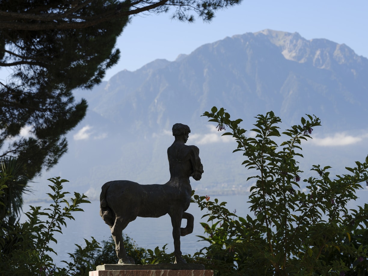 Henri Beaufour est un artiste expérimentant tous
les mediums mais dont la pratique centrale reste
la sculpture, aussi bien la taille directe apprise
en Toscane dans les carrières de marbre, que le
bronze, technique magistralement mise en oeuvre
ici. Figure mythologique grecque sans cesse reprise
à travers les arts, le Centaure est une figure
à la fois étrange – mi-homme, mi-cheval – mais
aussi emprunte de force et de sagesse. Chiron, le
plus célèbre d’entre eux, n’est-il pas le précepteur
des héros et demi-dieux ? Comme à son habitude,
il brouille les pistes en réalisant cette “ grande
figure ” avec un visage qui a la particularité de
nous sembler proche, naturaliste. Ici le Centaure
“ atemporel ” est arrêté dans son mouvement,
bras croisés, pensif, comme s’il s’interrogeait sur
son propre statut et son rôle dans la communauté
humaine. Et pour exprimer sa nature animale,
sauvage, qui co-existe avec l’esprit “ raisonnable ”,
allégorie de l’humanité, Henri Beaufour a travaillé
une patine particulièrement soignée, conférant à
ce Centaure un “ pelage ” presque fauve…
Frédéric Elkaïm